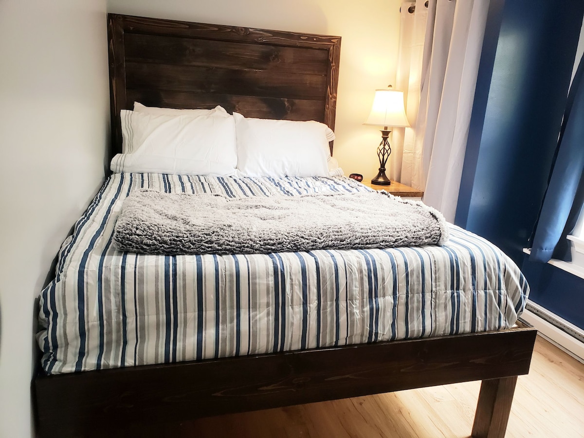 ห้องนอน 2 พร้อมเตียงควีนไซ
ส์ชั้น 1