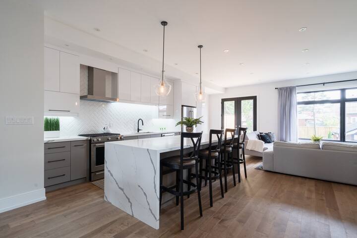 Luxurious 3bedroom house with free parking & wifi! gallery image 2