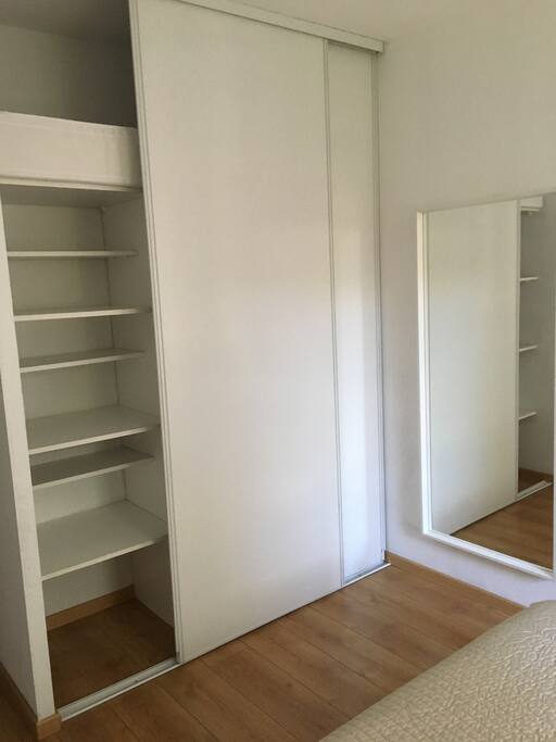 Placard coulissant dans la chambre principale