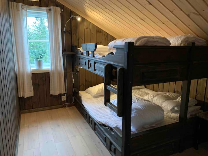 ห้องนอนพร้อมเตียงสองชั้นพร้อมเตียง 3 เตียง + 1 เตียงที่มีเพดานด้านล่างด้านหลังไปทางหลังคาทั้งหมด 4 เตียง (เตียงที่สี่นี้เหมาะสำหรับเด็กมากที่สุด) 