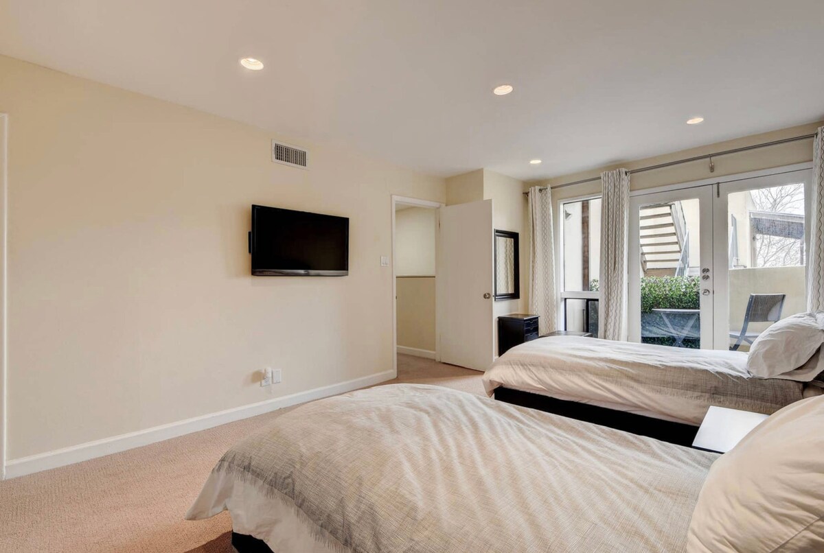 Downtown/Whole Foods HQ - Executive Road Suite