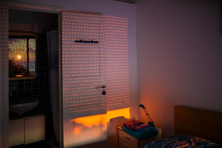 ห้องนอนที่สองพร้อมเตียงขนาดคิงไซส์และห้องน้ำส่วนตัว ห้องวิวทะเลแบบพาโนรามา (รูปถ่ายที่ทำในเดือนกุมภาพันธ์)