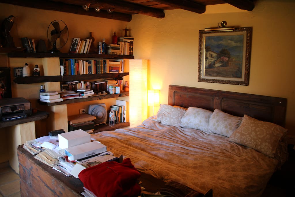 Habitación principal con una cama de matrimonio de tamaño grande