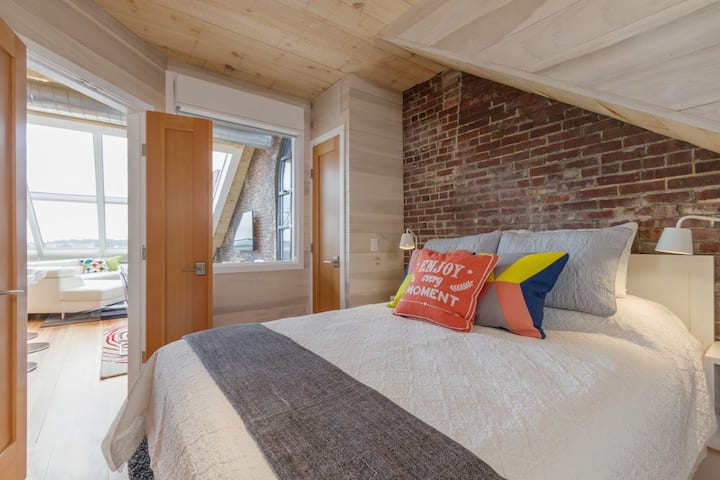 2nd bedroom, with queen bed.