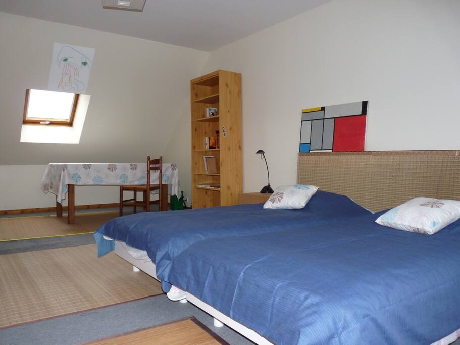 Deux lits en 90cms pouvant s'accoler dans cette chambre du 1er étage.