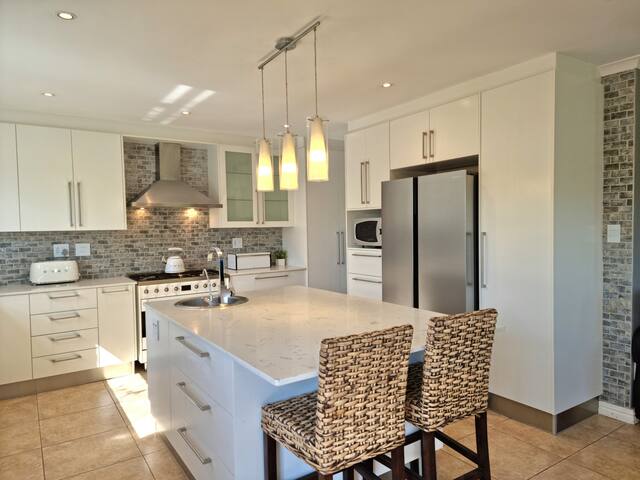 Tranquil, serene holiday home with swimming pool gallery image 4