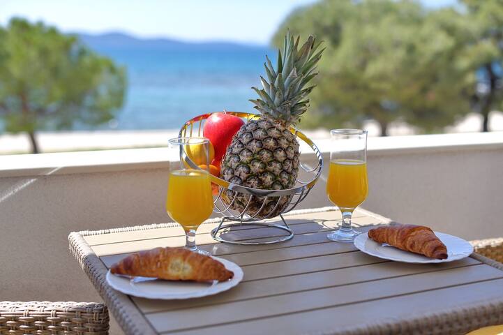 Deluxe Apartment 2 with view on the beach and sea