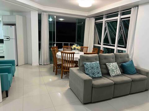 Apt 3 suites, air, wifi/2 spaces 40 m beach