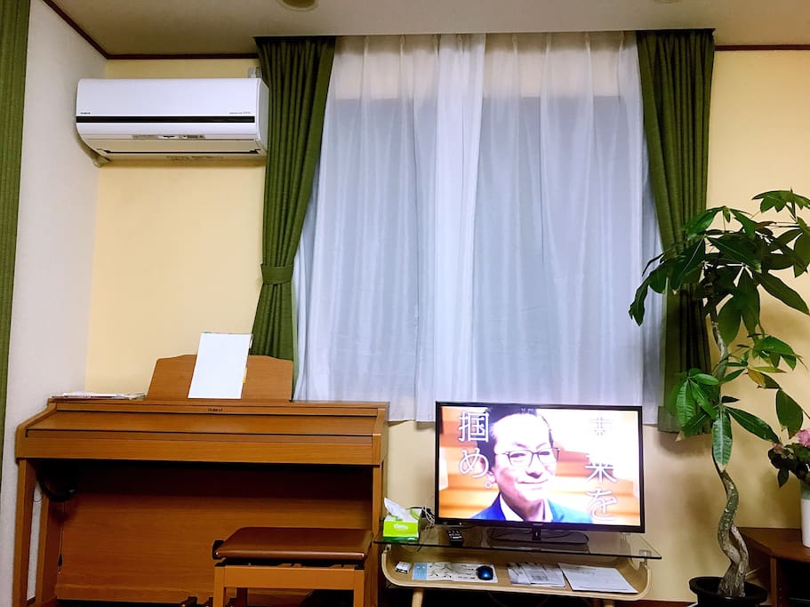 Living room with TV and piano. If you want a lazy day at home this is a good choice. 如果你想呆在家 也可以在大厅里看看电视哟 リビングです。