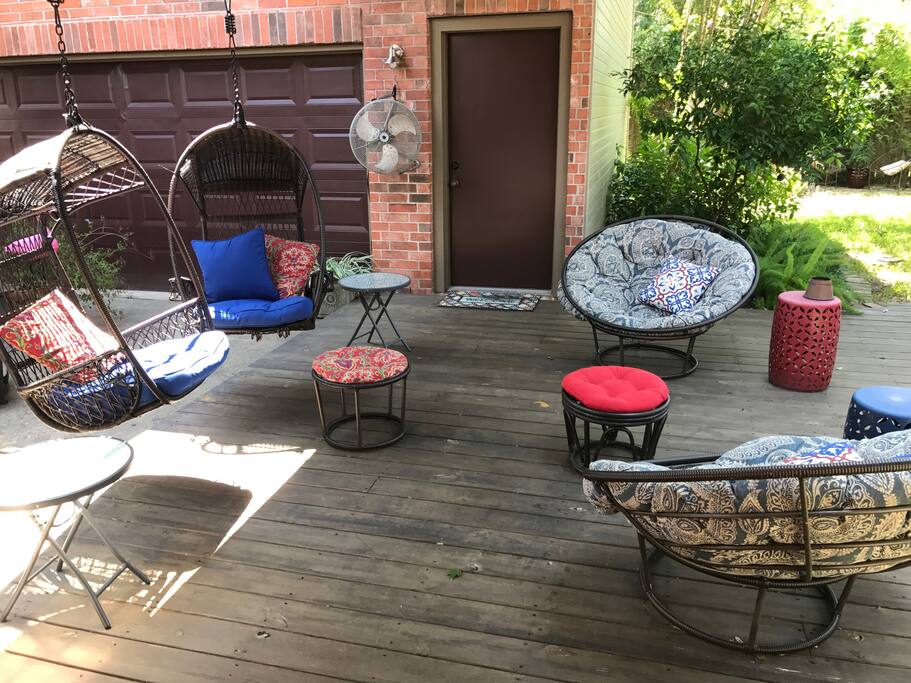 Light-filled, cheerful, second-floor garage apartment with private entrance off comfy deck in quiet, upscale neighborhood 10 minutes from NRG Stadium, downtown Houston, Med Center, Zoo and Museum District. Five minutes from The Galleria.