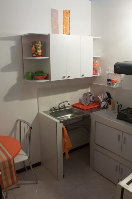 cocina completamente dotada de todos los elementos necesarios