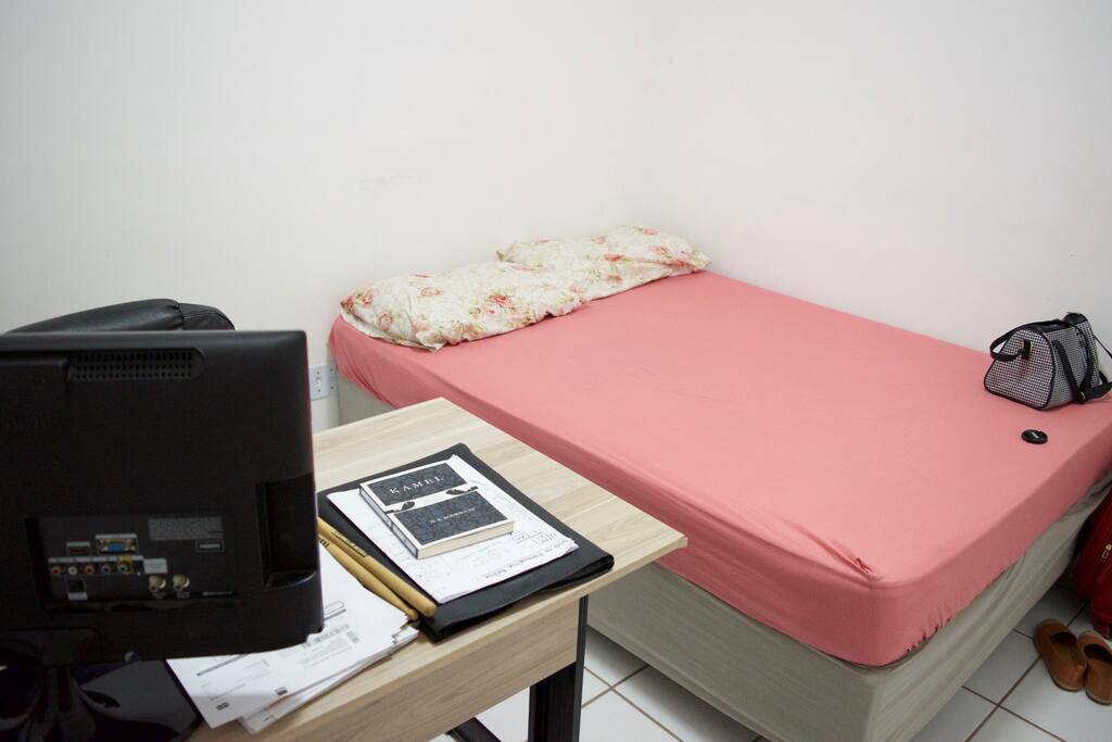 Com uma mesa pra estudo e ventilador incluso. :)