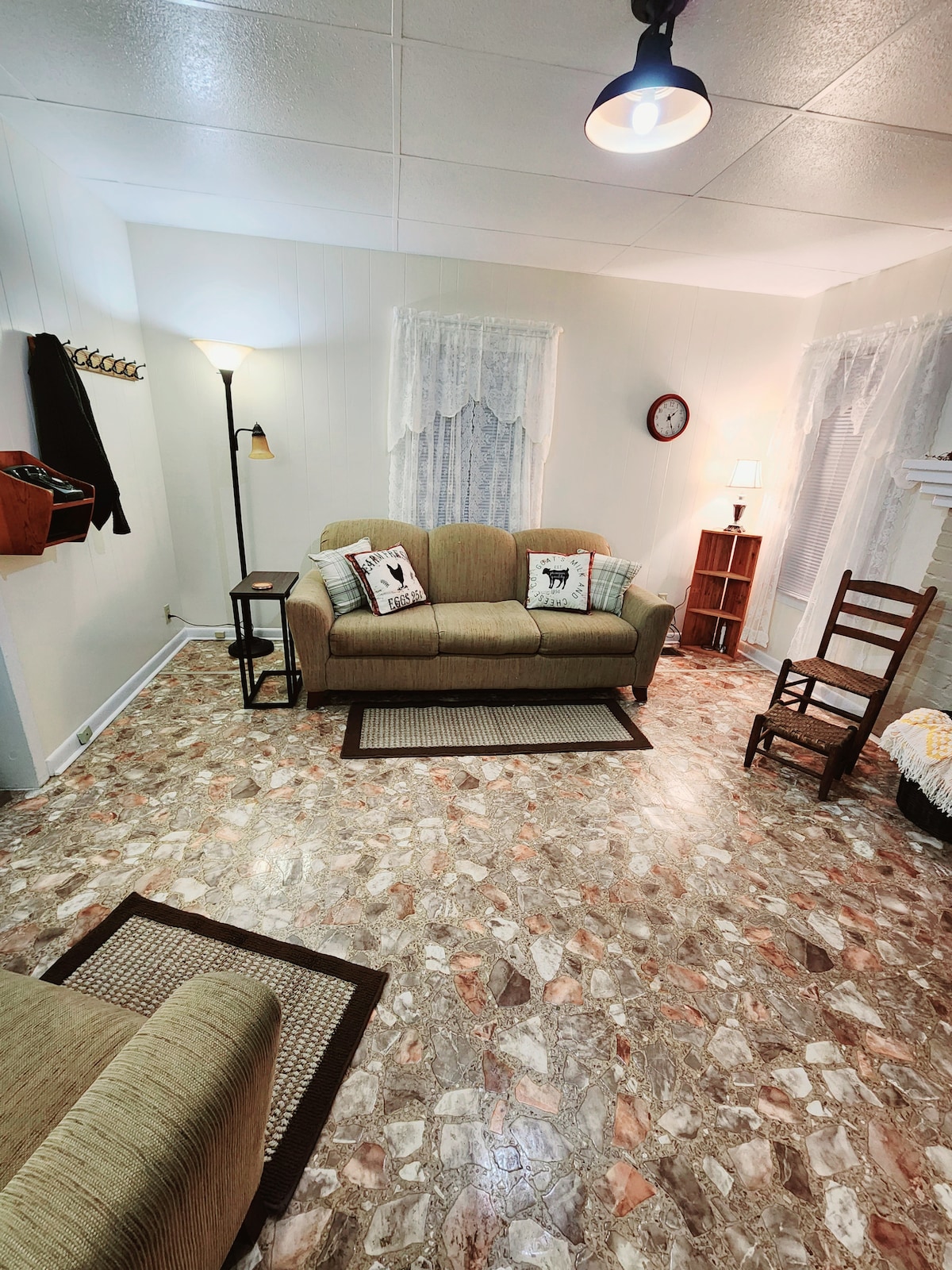 ห้องนั่งเล่นพร้อมโทรศัพท์มือถือสไตล์วินเทจ (สำหรับแสดงเท่านั้น)