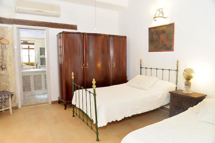 חדר שינה ראשי, בקומה הראשונה: כולל חדר רחצה פרטי, מזגן וטלוויזיה.