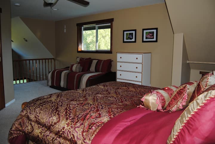 楼上阁楼设有全套浴室、子母床和标准双人床