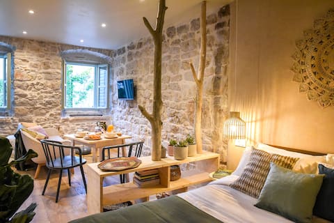 Successful Airbnb property: Luxury Historic Apt in heart of Stari Grad Hvar in Velo Grabje