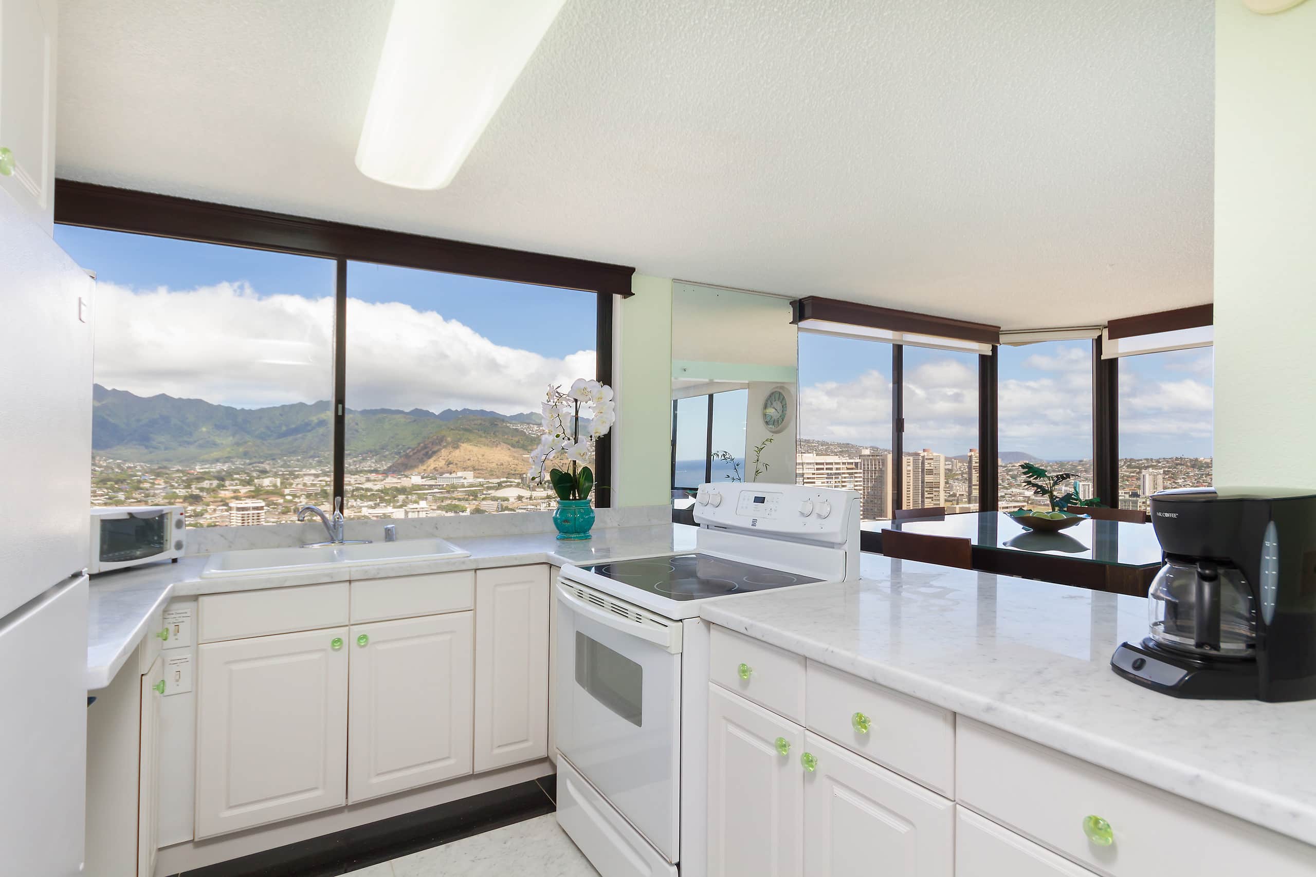 Condo in Honolulu · ★4.55 · 2 bedrooms · 4 beds · 2 private baths - Image 8