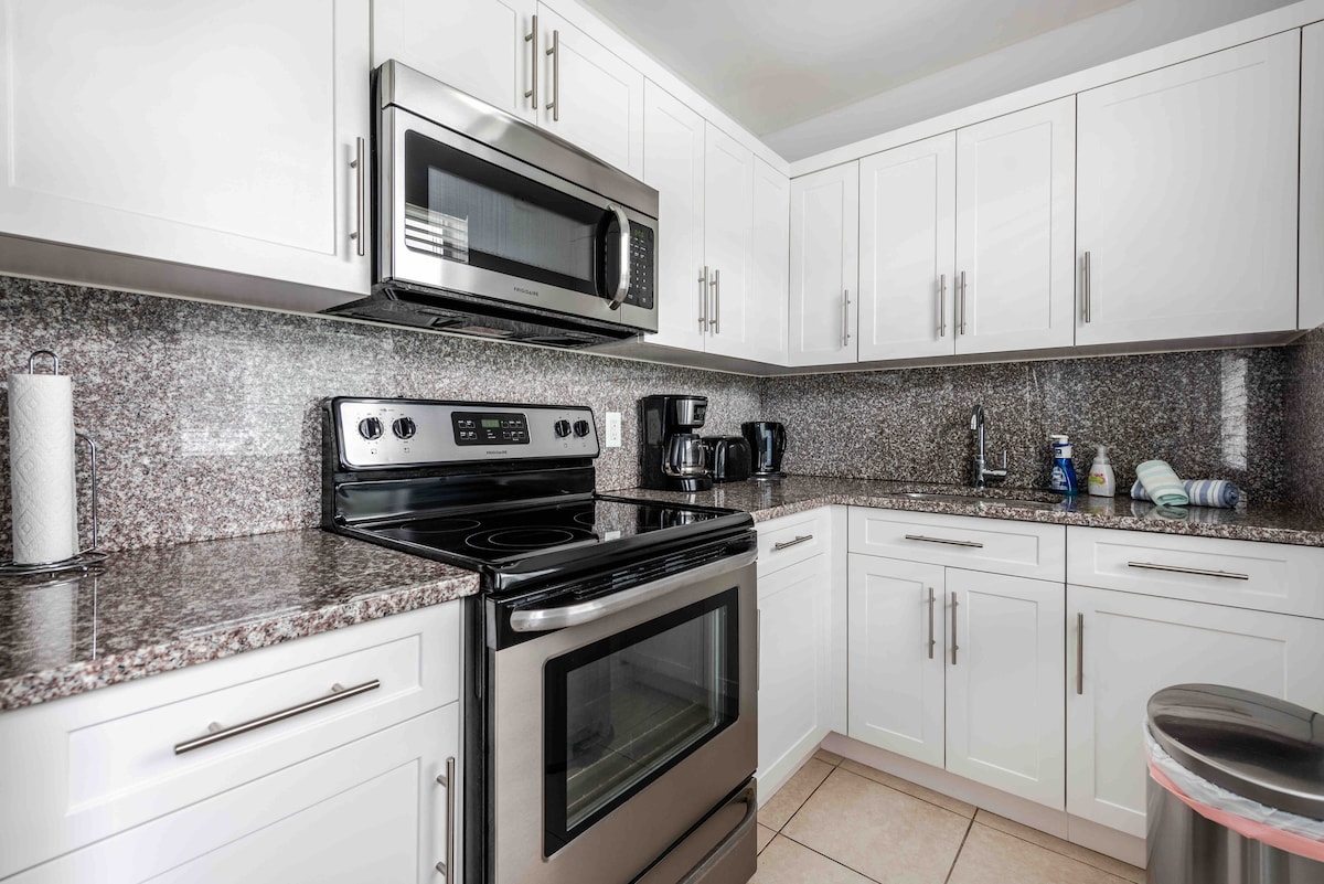 Full kitchen with coffee machine, microwave oven, refrigerator, freezer and stove. There is a bbq grill on the property to share! Publix is very close (about 1 mile) or wholefoods and Trader Joes a couple of miles away. 