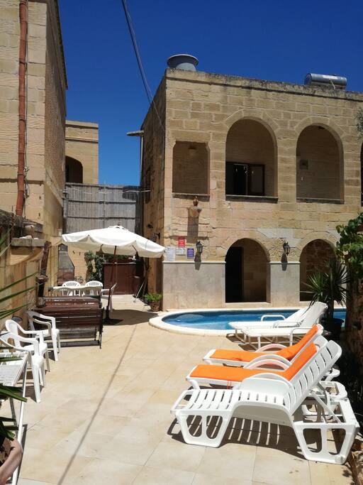 Intero casale e zona piscina e BBQ