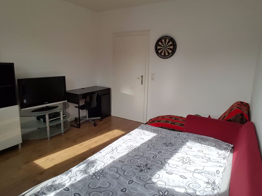 Schlafcouch, Liege, Fernseher, Schreibtisch & Komode