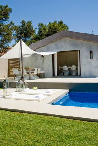CASCAIS HOLIDAY VILLA WITH PRIVATE POOL gallery image 2