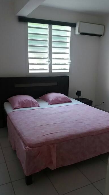 Chambre climatisée avec lit king size