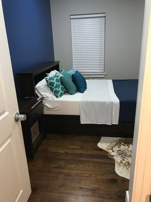 Private Bath in Room, Smart TV with Netflix, Table Desk With Space to Work / Read, very private and secure, laundry room is right outside the door!