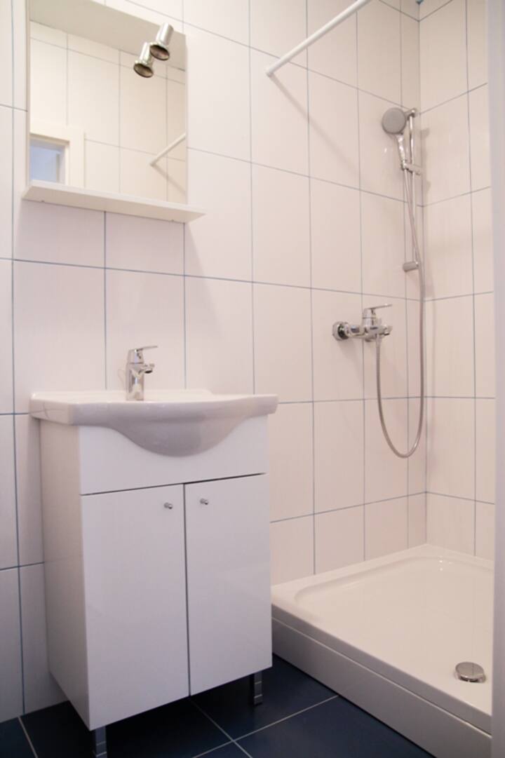 COZY ROOM WITH PRIVATE BATHROOM