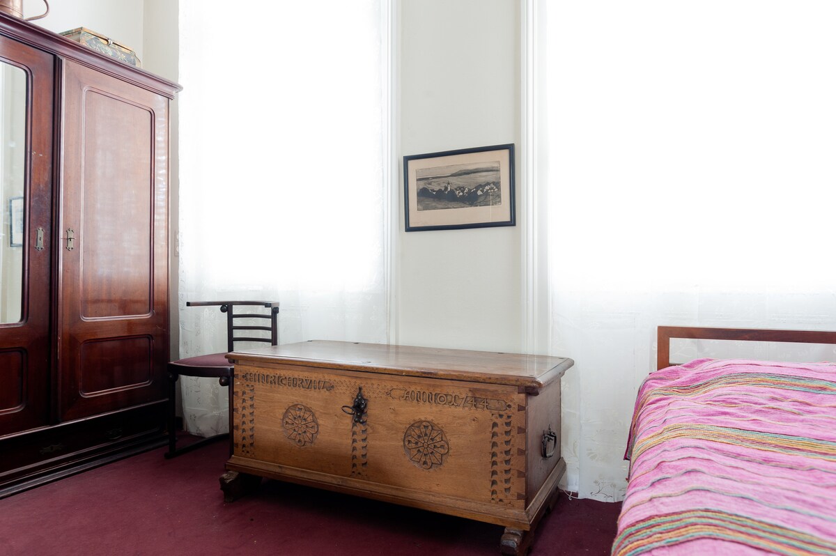 غرفة نوم بسرير واحد وموظفي زفاف قدامى