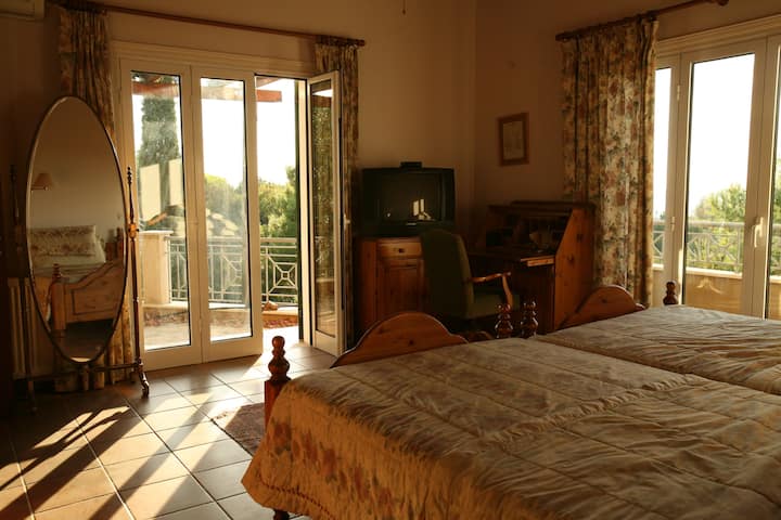 Главната спална соба на горниот кат има сопствена бања и плакар