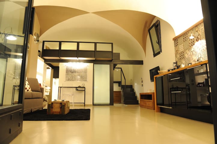 BRAND NEW!!! COloftSSEUM studio