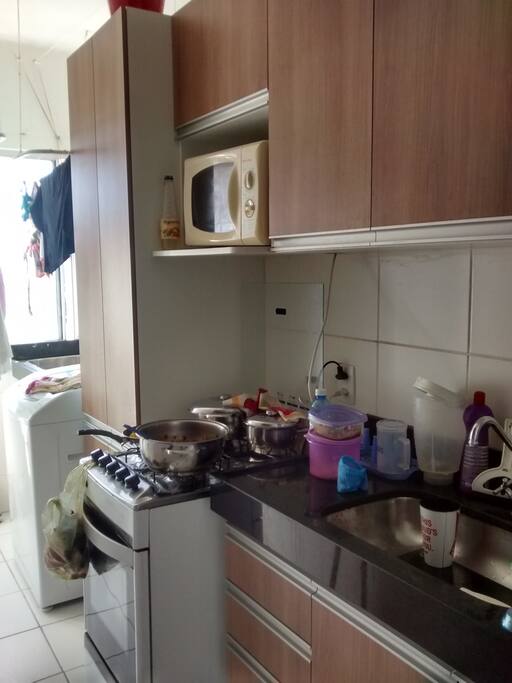 Nossos hóspedes contam com uma cozinha equipada com fogão, geladeira, microondas e máquina de lavar.
