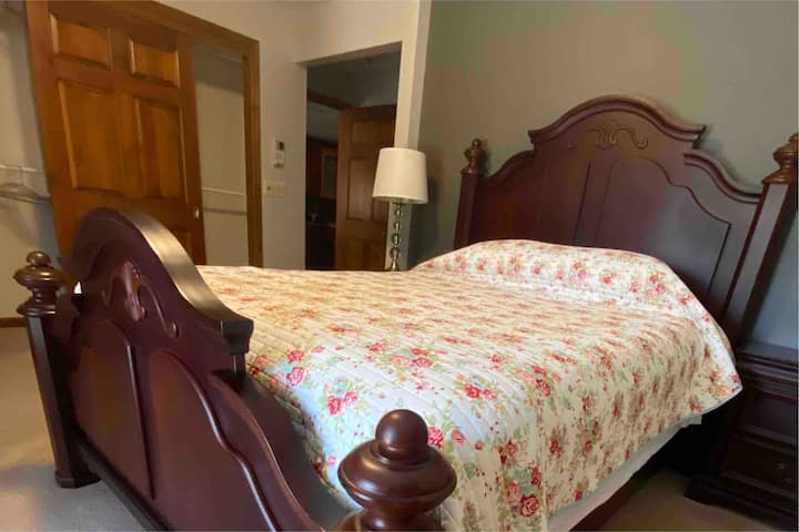 Kitanda cha malkia katika chumba cha kulala cha msingi