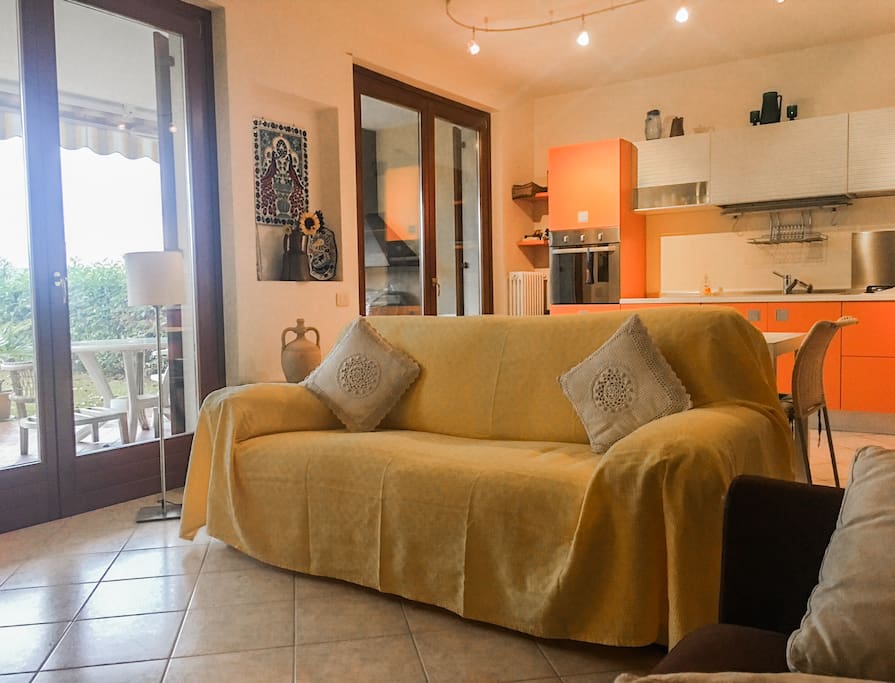 Living con cucina attrezzata