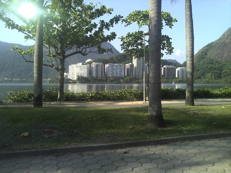 Com menos de 5 min de caminhada você poderá desfrutar de todas as amenidades do entorno da Lagoa (áreas para esporte, caminhada, cinema, restaurante, casa de show, quiosques e a beleza do Rio de Janeiro!)
