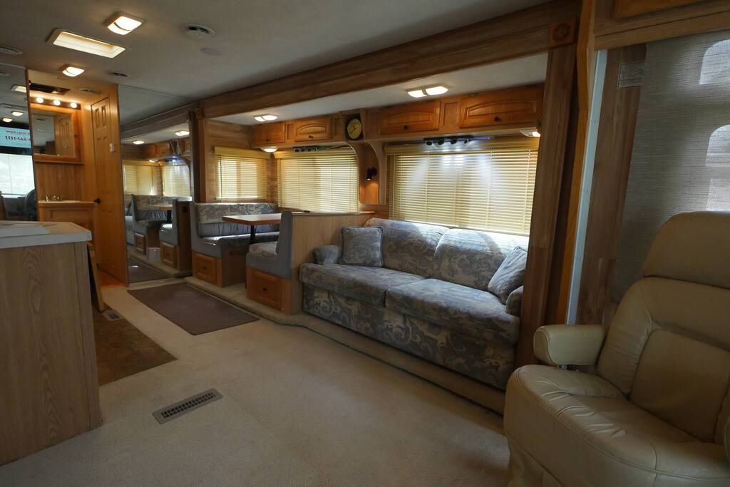 Roomy salon
