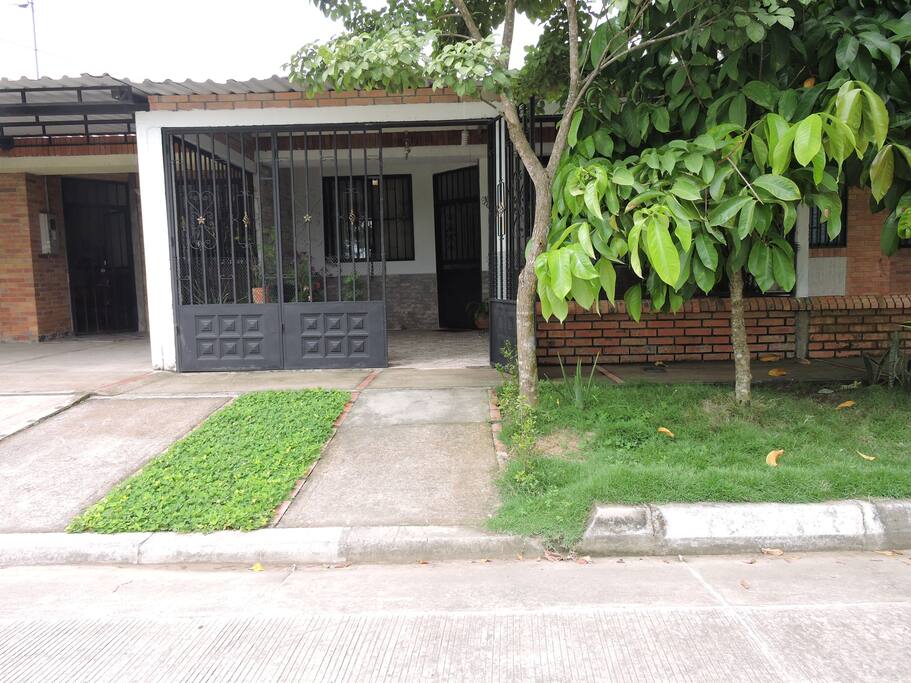 Zona verde e ingreso a casa