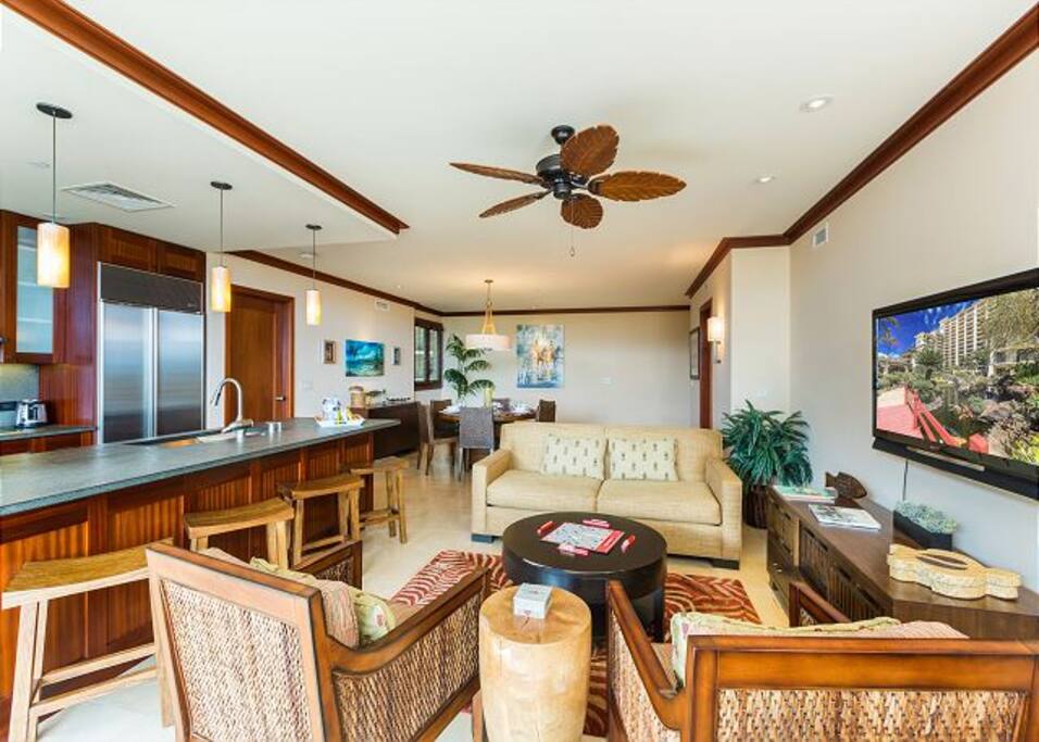 Traditional Island Furnishings and open floor plans