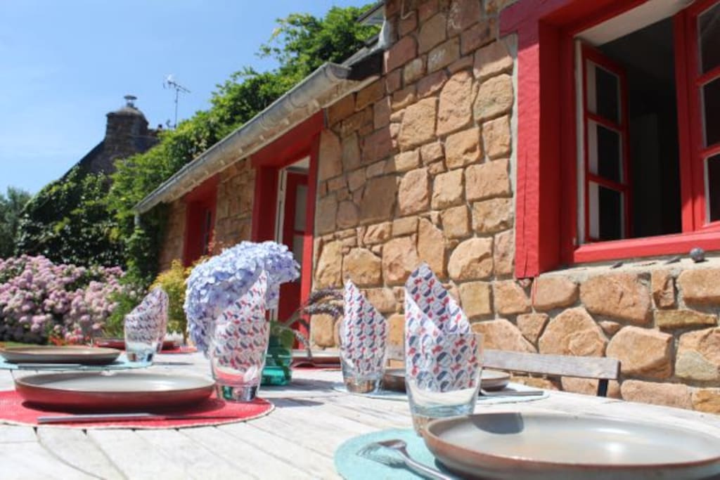 Déjeuner sur la terrasse ensoleillée
Lunch on the sun kissed terrasse