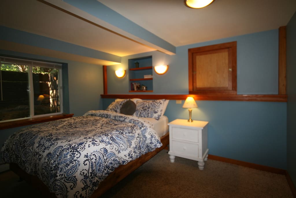 Comfy Queen bed with Lux Sheets