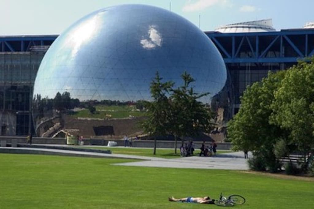 LA GEODE
- ENGLISH : La géode is an exceptional cinema. A hemispheric screen of 1000m².
- FRANCAIS : La Géode est une salle de cinéma exceptionnelle, équipée d'un écran hémisphérique de 1000 m².