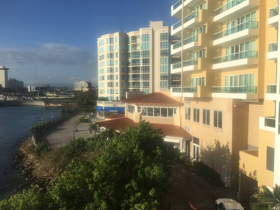 Paseo Caribe with 20 restaurant free music on Fridays evening, the hottest place in San Juan