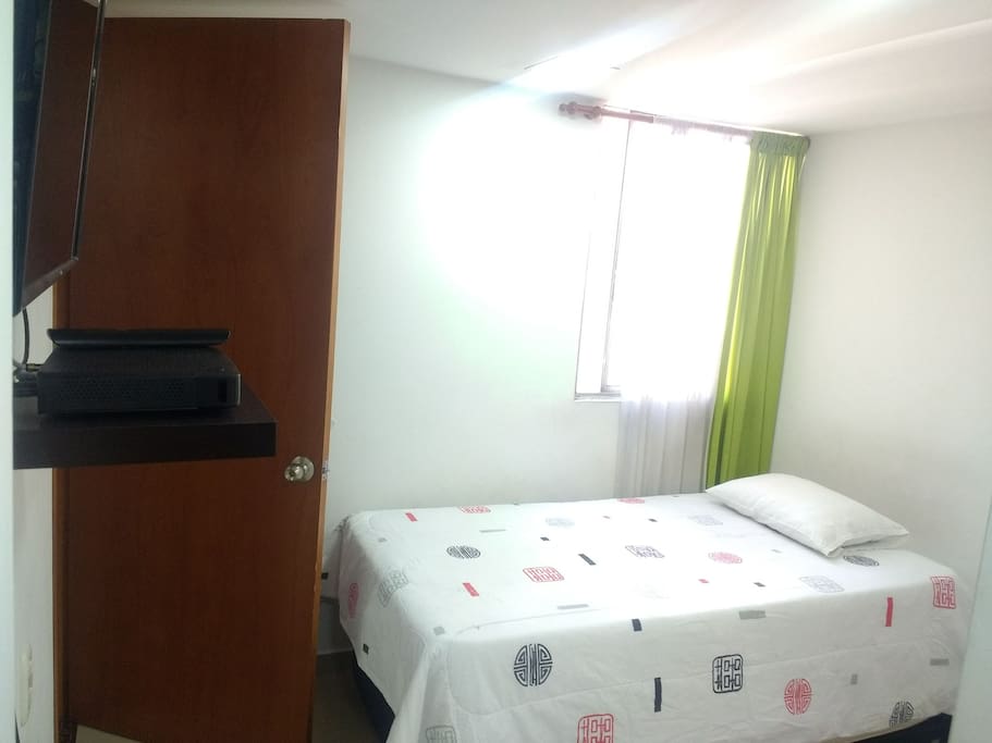 habitacion disponible. cama tamaño 1,90cm x 90cm con otra cama debajo (cama tarima) y ventana.