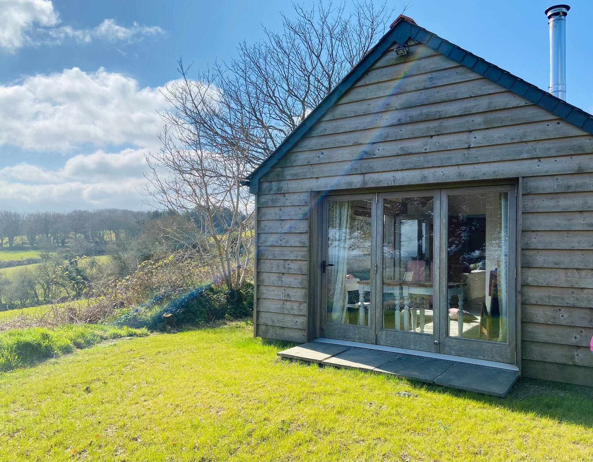 Cozy, countryside cabin. Walks from door. EV chrg.