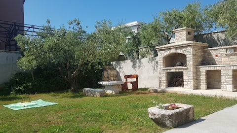 Cozy new apartment w/garden, 5 min to the beach