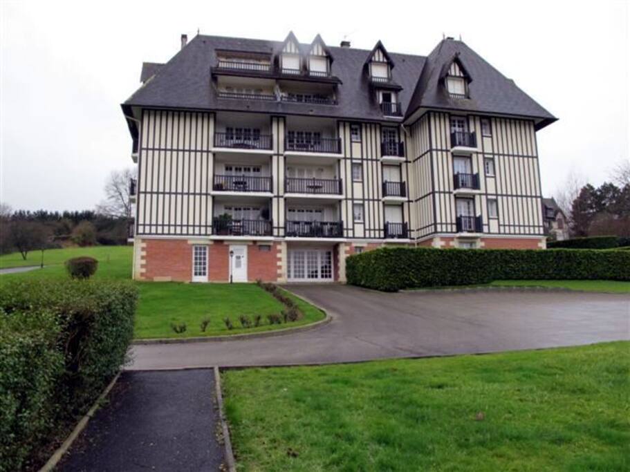 Résidence d'architecture Normande au sein d'un parc paysager.