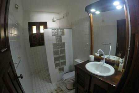 Quarto confortável, excelente localização