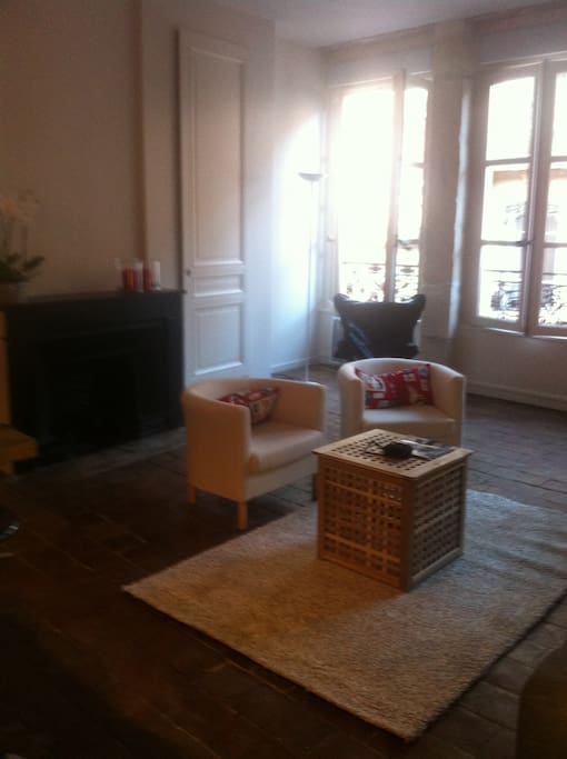 Salon donnant sur une rue piétonne