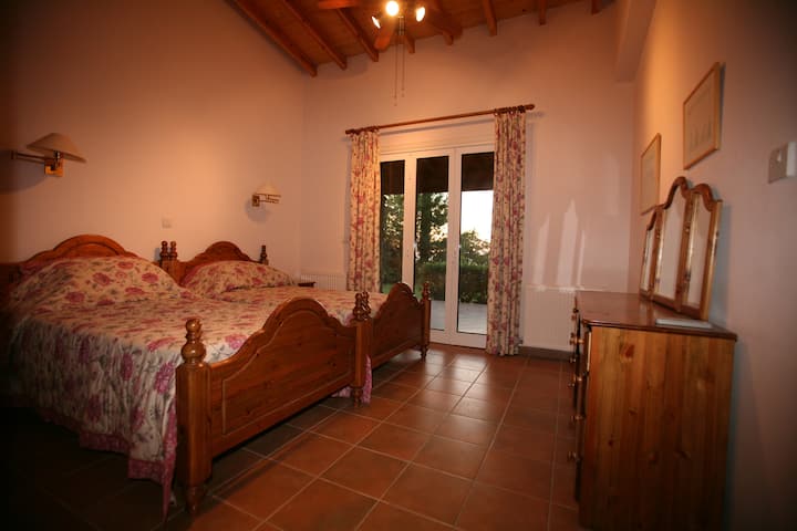 Една од двете спални соби на долниот кат. Има два големи двокреветни кревета