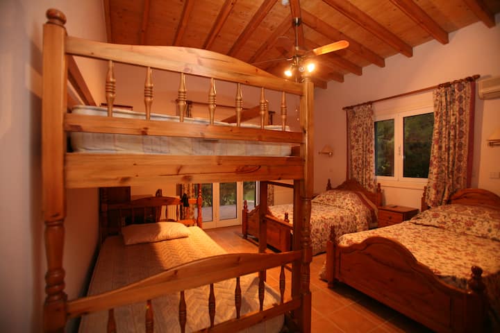 Втората спална соба е одлична за деца. Спие пет во два двокреветни кревета, кревет на спрат и фиока